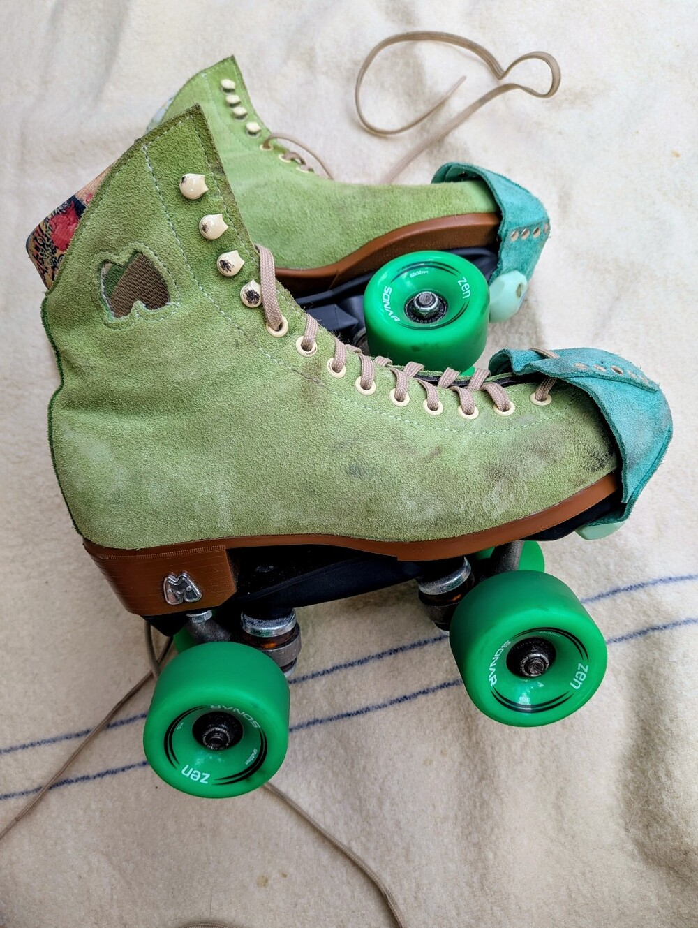 Moxi Lolly in discontinued Honeydew + zen sonar wheels sz 6 Med (or US 7.5 / 8)